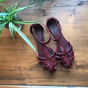 Maroon strap buckle sandals